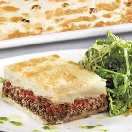 Hovädzia musaka s baklažánom a krémovou bešamelovou omáčkou